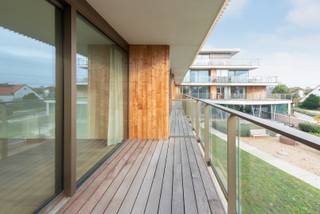 Deze 1-slaapkamer serviceflat is voorzien van alle luxe in een oase van rust. Dankzij de gunstige oriëntatie kunt u volop genieten van de zon op uw terras en in de leefruimte. Dit appartement is volledig geschilderd, voorzien van lichtarmaturen en met gordijnen op maat geïnstalleerd. De ideale combinatie van luxe en zorg. Daarnaast heeft u ook het genot van een privatieve kelderberging en de gemeenschappelijke faciliteiten.<br /><br />De indeling van de assistentiewoning op het eerste verdiep is het volgende:<br />Leefruimte met open keuken en doorgang tot het terras, nachthal met apart toilet, slaapkamer en badkamer.<br /><br />Enkele troeven:<br /><br />- Gunstige nieuwbouwvoorwaarden van 12%<br /><br />- Schitterend rendement als investering<br /><br />- Een oase van rust met luxe en zorg