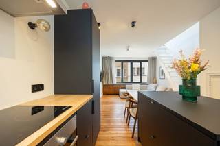 <strong>Duplex-studio op de eerste verdieping!</strong><br /><br />Bent u op zoek naar een <strong>instapklare studio</strong> vlakbij Park Spoord Noord?<br />Dan is deze <strong>één-slaapkamerduplex</strong> precies wat u zoekt!<br /><br /><strong>Indeling</strong><br />Via de gemeenschappelijke inkomhal bereiken we het appartement. U komt binnen in de <strong>volledig geïnstalleerde, moderne leefkeuken</strong>. Deze is voorzien van alle hedendaags comfort. Verder hebben we de <strong>lichtrijke leefruimte</strong> voorzien van gordijnen op maat.<br /><br />Verder hebben we een <strong>apart toilet</strong> en <strong>berging </strong>met de aansluiting van het wasmachine.<br /><br />Via de trap in de leefruimte komen we uit op de <strong>gezellige slaapkamer</strong>, eveneens voorzien van gordijnen, met aansluitend de <strong>badkamer </strong>voorzien van maatkasten, lavabo, ruime inloopdouche, handdoekverwarmer en ventilatie.<br /><br />Tot slot is er het gemeenschappelijke <strong>dakterras </strong>waarvan het privatief gebruik is opgedeeld door de basisakte.<br /><br /><strong>Extra informatie</strong><br />✔ <strong>EPC-label C</strong> – 244 kWh/m²/jaar<br />✔ <strong>Elektriciteit conform</strong><br />✔ <strong>Asbestveilig!<br /></strong>✔ Gemeenschappelijke <strong>fietsenberging</strong><br />✔ Gemeenschappelijke kosten = <strong>+-44 EUR/maand</strong>: Syndicus, verlichting van de gang, abonnementskost centrale voor branddetectie<br />✔ Nutsvoorzieningen zijn individueel<br />✔ Verkoop onder het <strong>registratiestelsel</strong><br /><br /><strong>Interesse?</strong><br />Laat deze kans niet aan u voorbijgaan!<br />Contacteer <strong>Vastgoed03</strong> via <strong>03 568 03 03</strong> of <strong>info@vastgoed03.be</strong> voor meer informatie of een bezoek.