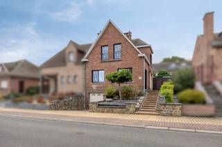 Ben je op zoek naar een instapklare woning dicht bij het station van Denderleeuw? Zoek niet verder, deze volledig gerenoveerde woning is ideaal voor jou.<br /><br />Indeling:<br />GELIJKVLOERS:<br />- Inkomhal<br />- Apart toilet<br />- Leefruimte / keuken (open vloer-indeling)<br />- Bureauruimte<br /><br />EERSTE VERDIEP<br />- 3 slaapkamers<br />- badkamer met bad, douche en dubbele lavabo<br /><br />Troeven:<br />- Aangenaam terras<br />- Ondergrondse kelder/ garageplaats<br />- Dichtgelegen bij het station van Denderleeuw (achterkant) of winkels<br />- Ingemaakte kasten<br />- Driedubbel glas en EPC C, geen renovatieplicht<br />- Badkamer die aanvoelt als jouw persoonlijke spa<br /><br />Ben je benieuwd naar deze woning? Om een bezoek in te plannen kan u contact opnemen met Mitch via mitch.goossens@albert.immo of op het nummer 0470/36 11 85<br />Je kan je ook via onze website inschrijven voor de bezoekdag!<br /><br />Bij Albert kom je thuis!