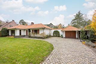 INDELINGBij het binnenkomen word je verwelkomd in de inkomhal met gastentoilet.Langs de inkomhal kom je in de gezellige leefruimte met houtstoof,...