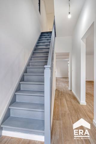 <p>Prachtig gerenoveerde gezinswoning te koop in Leopoldsburg! </p>

<p><strong>Leopoldsburg: energiezuinige gezinswoning met 3 slks (4 mogelijk) en 2 badkamers op 276m².</strong></p>

<p> </p>

<p>Deze halfopen gezinswoning werd in 2025 volledig en kwalitatief gerenoveerd. We sommen graag enkele troeven op:</p>

<ul><li>Energiezuinig! (EPC label C)</li><li>Slaapkamer en douchekamer op gelijkvloers</li><li>Asbestvrij!</li><li>Conforme elektrische installatie</li><li>Zeer gunstige ligging nabij o.a. centrum, scholen, winkels, openbaar vervoer, invalswegen, ..</li><li>Extra bergruimte in kelder en zolder</li><li>Mogelijkheid tot creëren van extra polyvalente kamer op gelijkvloers (slaapkamer, office, praktijkruimte, speelkamer, ..)</li><li>Geschikt als investering</li></ul>

<p>Indeling: zie plannen in bijlagen.</p>