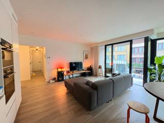 <div>
<div>
<section>
<div>
<div>
<div>
<div>
<div>
<div>
<p>In de<strong> </strong>Kronenburgstraat bevindt zich dit stijlvolle en lichtrijke tweeslaapkamerappartement, waar hedendaags wooncomfort en een centrale ligging mooi samenkomen. De grote raampartijen zorgen voor veel natuurlijk licht en geven rechtstreeks toegang tot het aangename terras aan de voorzijde.</p>
<p>Het appartement beschikt over een<strong> </strong>ruime leefruimte met open keuken. De moderne, volledig geïntegreerde keuken is strak afgewerkt en voorzien van verschillende inbouwtoestellen (microgolfoven, oven, vaatwasser,...). Dankzij de open indeling vormt ze één geheel met de eet- en woonkamer.</p>
<p>Verder zijn er twee slaapkamers, met opnieuw toegang tot het terras. De badkamer is uitgerust met een dubbele wastafel en inloopdouche. Daarnaast is er een afzonderlijk gastentoilet met handenwasser.</p>
<p>Een praktische berging/wasruimte biedt plaats voor wasmachine en droogkast en zorgt voor extra opbergruimte. Het appartement geniet bovendien van een moderne afwerking, een mooie doorlopende vloer en veel lichtinval.</p>
<p>De ligging in de Kronenburgstraat vormt een extra troef: u woont op een levendige en centrale locatie in Antwerpen, met winkels, horeca en andere voorzieningen binnen handbereik.</p>
</div>
</div>
</div>
</div>
<div><em><span><strong>Beschikbaar vanaf 1/10/'26</strong></span></em></div>
</div>
<div>
<div></div>
</div>
</div>
</section>
</div>
</div>
<div></div>