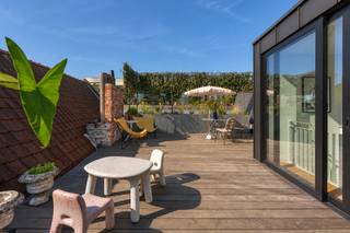 Prachtige duplex - penthouse met loft vibes en een zee van licht, hoge raampartijen/plafonds. <br /><br />Op de eerste verdieping vindt u de master slaapkamer, voorzien van ingemaakte kasten en rustig gelegen aan de achterkant. Verder een ruime badkamer met inloopdouche, toilet en dubbele wastafel. Voorts een volwaardige tweede slaapkamer en een aparte wasplaats met dressingruimte. <br /><br />Op de tweede verdieping wordt u verrast door een fantastische open ruimte. Zonlicht schijnt binnen via zowel de voor als achterkant en hoge raampartijen / plafonds zorgen voor een unieke sfeer. De living/woonkamer loopt vloeiend over naar een open keuken met kookeiland. <br /><br />Verder op de derde verdieping een zalig zonneterras met panoramisch zicht over de historische stad, maximale privacy en rust. <br /><br />Instapklaar, rustig gelegen pareltje voor wie op zoek is naar licht, ruimte, loftgevoel en XL buitenruimte. <br /><br />Mogelijkheid om een parking te huren om de hoek.