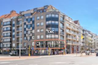 <p><span>Goed draaiende horecazaak met bewezen omzet op een zeer centrale en commerciële ligging te Knokke, ter hoogte van het kruispunt van de Lippenslaan en de Elizabetlaan.</span></p><p><span> </span></p><p><span>Samenstelling: gelagzaal (+/- 60 zitplaatsen), bar, heren- en damestoilet, volledig ingerichte professionele keuken met toegang tot gemene delen. Voorbereidingsruimte met bordenlift, aparte berging (voorraad), toilet met kleine kleedruimte. De overnameprijs is niet in de huurprijs inbegrepen. De ruimte leent zich eveneens voor uitbating vrij beroep, praktijkruimte, kantoorruimte, kapper, schoonheidsinstituut, ... . Oppervlakte restaurant: 90m², oppervlakte koude keuken: 55m². Naast de maandelijkse huurprijs betaalt u als huurder ook de onroerende voorheffing, de syndickosten en een overname.</span></p>