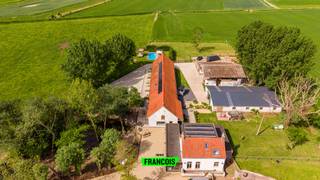 Deze uitzonderlijke eigendom, gelegen op een ruim perceel van maar liefst 7.584 m², omvat twee volledig gerenoveerde woningen: een comfortabel woonhuis en een vergunde vakantiewoning (was B&B) met een capaciteit tot 21 personen. Beide gebouwen ondergingen een grondige totaalrenovatie waarbij werkelijk alles werd vernieuwd, met bijzondere aandacht voor energiezuinigheid en hedendaags wooncomfort.<br /><br />Het woonhuis werd uitgerust met hoogrendementsbeglazing, uitgebreide isolatie (vloer, muren en dak), energiezuinige zonnepanelen en beschikt over aangename vloerverwarming die zorgt voor een optimaal wooncomfort. Daarnaast beschikt de woning over een nieuwe regenwaterput van 20.000 liter, aangevuld met een bestaande put van 10.000 liter. <br /><br />Binnenin de woning vindt u een praktische wasberging, een zonnig terras aansluitend aan de woning, en een doordachte indeling met op het gelijkvloers een slaapkamer met eigen badkamer en op de verdieping twee zeer ruime slaapkamers met een gedeelde badkamer.<br /><br />De vakantiewoning, waarvan de renovatiewerken werden opgestart in 2019, werd eveneens volledig aangepakt volgens de nieuwste normen. De imposante schuur met een lengte van 47 meter werd volledig omgevormd en geïsoleerd (vloer, wanden en dak), voorzien van hoogrendementsglas en uitgerust met zonnepanelen. <br /><br />Deze vakantiewoning beschikt over vijf ruime kamers, elk met een eigen badkamer, een zonneterras en een slaapkamer op de bovenverdieping, en is officieel vergund voor het verblijf van 21 personen. Het energieprestatiecertificaat (EPC) behaalt een uitstekende score van label A(60!).<br /><br />Verder is er een verwarmd buitenzwembad aanwezig, aangedreven door een warmtepomp, wat het geheel extra aantrekkelijk maakt voor toeristische exploitatie. De regenwatercapaciteit bij de vakantiewoning bedraagt maar liefst 40.000 liter en wordt aangevuld met een buffertank van 2.000 liter die de woning van water voorziet.<br /><br />De elektriciteit werd in beide woningen volledig vernieuwd, conform gekeurd en voldoet aan alle hedendaagse normen, inclusief de verplichte brandalarminstallatie volgens de regelgeving van Toerisme Vlaanderen.<br /><br />De centrale verwarmingsinstallatie in de vakantiewoning is bovendien uitgerust met slimme thermostatische kranen die op afstand bedienbaar zijn. Dankzij het maximale aantal toegelaten zonnepanelen, verdeeld over twee omvormers, zijn de energiekosten bijzonder laag en wordt er nagenoeg geen elektriciteit meer aangekocht.<br /><br />Tot slot beschikt het perceel nog over een vergunde loods en een open schuur, wat extra mogelijkheden biedt voor opslag, hobby’s of professionele activiteiten.<br /><br />Deze eigendom vormt een unieke opportuniteit voor wie op zoek is naar een instapklare woonst gecombineerd met een rendabele en volledig uitgeruste vakantiewoning. Voor bijkomende informatie of een bezoek kunt u steeds contact opnemen met Inti op inti@immofrancois.be of 0499 74 89 74.<br /><br />