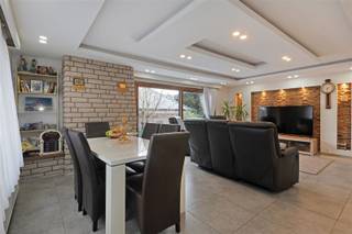 <p>In Ninove, net buiten het centrum, bevindt zich deze instapklare woning met een praktische indeling en tal van troeven. Dankzij de uitstekende ligging bevinden winkels, scholen en openbaar vervoer zich in de onmiddellijke nabijheid, wat zorgt voor een bijzonder vlot en comfortabel dagelijks leven.</p><p>De woning beschikt over drie volwaardige slaapkamers, een badkamer en een volledig ingebouwde keuken. De leefruimtes zijn aangenaam en functioneel ingericht, met bovendien een aparte ruimte ideaal als bureau voor thuiswerk of zelfstandige activiteit.</p><p>Buiten geniet u van een tuin met twee terrassen, perfect om op elk moment van de dag van zon of schaduw te genieten. De woning beschikt over een garage met aansluitend een ruime opslagkamer én biedt ruime parkeermogelijkheden in de voortuin.</p><p>Verwarming gebeurt via gas, wat zorgt voor comfortabel en efficiënt wooncomfort.</p><p>Extra troef: er is de mogelijkheid om de garage over te nemen als goed draaiende zaak, met een groot klantenbestand en uitstekende beoordelingen. Een unieke opportuniteit voor wie wonen en werken wil combineren!</p><p>Een ideale woning voor gezinnen of zelfstandigen die op zoek zijn naar ruimte, comfort en potentieel op een centrale en vlot bereikbare ligging.</p><p>Voor meer informatie of het inplannen van een bezoek kan u steeds contact opnemen met ons kantoor.</p>