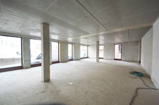 Bent u op zoek naar een energiezuinig nieuwbouw kantoor, praktijk of creatieve workspace in een gebouw met een originele architectuur en makkelijke bereikbaarheid in de nieuwste hipste woonbuurt van Aalst? Check this out!Aan de oever van de Dender groeit en bloeit de NIEUWSTE WOONBUURT PIER KORNEL. Ontwikkelaars Revive en Matexi bundelden hun krachten samen om een voormalig industrieterrein om te vormen tot een plek waar het PRETTIG WONEN EN WERKEN is voor jong en oud. Aan het water en op een BOOGSCHEUT VAN HET CENTRUM van Aalst ontdek je dit totaalconcept met een MIX aan wooneenheden, commerciële ruimtes en assistentiewoningen. Er is voor ieder wat wils. En daar stopt het dan ook niet ... Een collectieve tuin, gemeenschapsvoorzieningen, parking, aan alles werd gedacht.
Dit betreft een op de hoek gelegen lichtrijke CASCO ruimte met een opp. van 151.5 m².
(BUURT A.0.1). OPTIONELE AANKOOP ONDERGRONDSE PARKING EN EV. BERGING MOGELIJK.
Het grondaandeel valt onder het stelsel van de registratierechten en op de constructiewaarde geldt de BTW wetgeving.