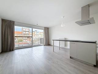 Instapklaar recent 1-slaapkamerappartement op centrale locatie te Antwerpen. Indeling tweede verdieping:- Woonkamer op keramische tegel met open ingerichte keuken. Keuken is volledig uitgerust met vaatwasser, ijskast en diepvries, inductie kookplaat, dampkap, combinatie microgolf/oven en een tafel. De woonkamer geeft uit op het terras gelegen met zicht op de binnentuin.- Hal met technische ruimte (aansluiting voor wasmachine en droogkast) en apart toilet- Slaapkamer (ca. 13 m²) op keramische tegel- Badkamer met dubbele lavabo, extra kolomkast, handdoekdroger en inloopdoucheTroeven:- Recent, instapklaar appartement- Gemeenschappelijke fietsenberging- Gemeenschappelijke tuin en privatief terras- EPC A, zonnepanelen- Centrale locatie- Per direct beschikbaarMaandelijkse provisie: 60 euroBent u geïnteresseerd in dit appartement te huur te Antwerpen? Aarzel dan niet om contact met ons op te nemen. Wenst u uw eigendom ook te koop of te huur te stellen? We helpen u graag verder. Steeds tot uw dienst om u verder te helpen met al uw vragen over vastgoed.