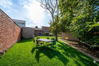 Ruime, centraal gelegen woning met tal van mogelijkheden – <strong>ideaal als kangoeroewoning</strong><br />Ontdek deze veelzijdige en bijzonder ruime woning op een<strong> perceel van 501 m²</strong>, centraal gelegen en vlot bereikbaar. Winkels bevinden zich op korte afstand en er is een snelle verbinding naar de autosnelweg. Dankzij de indeling en oppervlakte is deze woning perfect geschikt als kangoeroewoning of als ruime gezinswoning met extra mogelijkheden.<br />De benedenverdieping werd reeds volledig vernieuwd en omvat een slaapkamer en badkamer. Ook de leidingen en elektriciteit zijn volledig vernieuwd. De verdere afwerking – zoals vloeren, binnendeuren en gyprocwerken – dient nog te gebeuren, zodat je de woning volledig naar eigen smaak kan afwerken.<br />De keuken werd verwijderd, wat jou de ideale kans biedt om een volledig nieuwe keuken te plaatsen volgens jouw wensen en stijl. Laat je inspireren en maak van deze woning een echte thuis.<br />Binnenin beschikt de woning over <strong>vier ruime slaapkamers (waarvan één op het gelijkvloers), twee badkamers</strong>, een grote garage en een praktische berging. Via de garage heb je rechtstreekse toegang tot de tuin, waar zich onder de overkapping nog extra bergruimte bevindt.<br />Met een<strong> bewoonbare oppervlakte van maar liefst 275 m</strong>² biedt deze woning meer dan voldoende ruimte voor grote gezinnen of dubbele bewoning. Dankzij de reeds uitgevoerde renovaties geniet de woning bovendien van een<strong> gunstige energetische score.</strong><br /><br /><strong>Troeven:</strong>
<ul>
	<li>Centrale ligging met vlotte aansluiting op de autosnelweg</li>
	<li>Uitstekende EPC-score en conforme elektriciteit</li>
	<li>Geschikt als kangoeroewoning</li>
	<li>Benedenverdieping volledig vernieuwd (incl. leidingen en elektriciteit)</li>
	<li>4 ruime slaapkamers en 2 badkamers</li>
	<li>Voorgevel geïsoleerd en afgewerkt met crepi</li>
	<li>Ruime garage en aparte berging</li>
	<li>Rechtstreekse doorgang via de garage naar de tuin</li>
</ul>
<br />De vermelde prijs is een vanafprijs. Elk bod vanaf deze prijs wordt voorgelegd aan de eigenaar, die het bod al dan niet kan aanvaarden.<br /><br />Wacht niet te lang om deze unieke kans te grijpen. Kom het zelf ontdekken en ervaar de verschillende mogelijkheden die deze woning te bieden heeft. Wij staan klaar om u te verwelkomen in uw toekomstige droomhuis! Bel ons vrijblijvend op voor een bezoek en info. Wij begeleiden u graag met de glimlach op zoek naar uw droomwoning . T. 051 62 40 40.