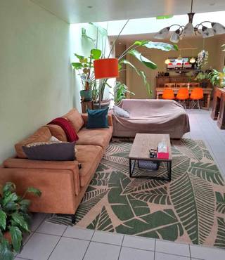 Erg charmante woning bestaande uit: inkomhal, apart toilet, lichtrijke leefruimte, ingerichte keuken, nachthal, 3 slaapkamers, badkamer met...