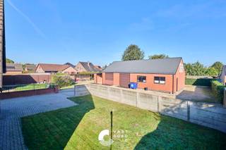 Mooi gelegen gezinswoning met werkhuis van 300 m² <br /><br />Wonen met ruimte voor grote plannen! Aan de Binnenstraat 11 in Hechtel vindt u deze woning met een indrukwekkend werkhuis van 300 m², op een perceel van 1.296 m². De woning wordt verwarmd op gas en het werkhuis met hete luchtblazers. Een mooie kans voor wie wonen wil combineren met ruimte voor hobby’s, opslag of een eigen werkplek. Het werkhuis bevat een Kelder met goederenlift, een zolder voor berging en 2 grote sectionaal poorten. <br /><br />De indeling is als volgt:<br /><br />WERKHUIS:<br /><br />KELDER<br />- Werkplaats voor machines <br />- Goederenlift <br /><br />GELIJKVLOERS: <br />- Grote werkruimte met hoge plafonds, installaties voor cv en elektra. <br />- Aparte garage links <br /><br />BERGZOLDER<br />- Berging<br /><br />WONING:<br /><br />GELIJKVLOERS:<br />- Inkom<br />- Woonkamer<br />- Keuken<br />- Hal<br />- Wasplaats<br />- Garage<br />- Badkamer<br />- Slaapkamers 1-2-3<br />- WC<br /><br />VERDIEPING:<br />- Grote open ruimtes (vroegere showroom)<br />- Toilet <br />- Bureel<br />- Berging<br /><br />Belangrijke troeven van deze woning:<br />+ Groot werkhuis met bouwvergunning<br />+ Verwarming op gas <br />+ Veel verschillende mogelijkheden <br />+ Direct bewoonbaar <br />+ Verstevigde inrit voor zwaar vervoer<br />+ woning heeft kruipkelder en kelder