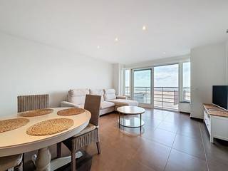 Mooi appartement gelegen op de eerste verdieping van de Residentie Estelle.  Indeling: inkomhal, ingerichte keuken, living met eetkamer, berging, afzonderlijk toilet, badkamer, twee slaapkamers met terras achteraan.  Gemeenschappelijke fietsenberging op het gelijkvloers.  Ref. Estelle 0102