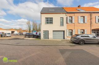 <p><span>Gezellige instapklare woning met garage en tuin te Hamme centrum | BEZOEKDAG 07/03/2026 op afspraak</span></p><p><span> </span></p><p><span>Deze eigendom is op enkele voetstappen verwijderd van het centrum van Hamme, vlakbij openbaar vervoer, scholen, winkels en de leuke fiets en wandelroutes nabij de Schelde. (</span><span>Mobiscore </span><span>van 8.1/10</span><span>).</span></p><p><span> </span></p><p><span>Deze gezinswoning is opgetrokken en gebouwd in de </span><span>jaren '30</span><span>, grondig gerenoveerd in </span><span>2003 </span><span>aan de hand van een architect (</span><span>plannen aanwezig</span><span>) en heeft een nieuw geïsoleerd dak van </span><span>2019.</span><span> </span></p><p><span>De woning is gelegen op een gezellig grond perceel van </span><span>2are 30 ca </span><span>en heeft een bruikbare vloeroppervlakte van maar liefst </span><span>186 m². </span><span>Deze woning biedt een comfortabele leefruimte en is ideaal voor gezinnen die op zoek zijn naar een aangename woonomgeving.</span></p><p><span> </span></p><p><span>Als Indeling</span><span>:</span><span> ruime inkomhal met apart gasten toilet, inpandige garage met aansluitende berging/wasplaats, verder een zeer ruime lichtrijke leefruimte met open keuken die uitkijkt op de aangelegde tuin met terras.</span></p><p><span> </span></p><p><span>Op de </span><span>verdieping</span><span> hebben we een nachthal met toegang naar de 3 slaapkamers en een ingerichte badkamer. Via een vaste trap is er ook nog een zolderverdieping die nog verder kan afwerkt worden als extra kamers.</span></p><p><span> </span></p><p><span>De woning wordt verwarmd door middel van een centrale verwarming op aardgas, recent is er nog in </span><span>2022 </span><span>een nieuwe condensatie ketel geplaatst </span><span>"</span><span>CE HR-TOP energieklasse A</span><span>"</span><span>. </span><span>Als ook is er in de leefruimte nog een extra </span><span>pelletkachel </span><span>voorzien wat de gezellige en warmte en sfeer geeft in deze woning.</span></p><p><span> </span></p><p><span>De verwarming is voorzien op CV op aardgas met een condensatie ketel (CE energieklasse A '2022') | elektriciteit volledig </span><span>CONFORM</span><span> volgens het </span><span>AREI </span><span>tot </span><span>2051 </span><span>| ramen in pvc met dubbel </span><span>HR-glas</span><span> </span><span>| </span><span>isolatie voorzien in het hellend dak wat volledig is vernieuwd in </span><span>2019 </span><span>waardoor deze woning een mooie energiewaarde en een </span><span>LABEL C </span><span>waardoor U kan genieten van een laag energieverbruik en ook </span><span>GEEN renovatieplicht</span><span> hebt in deze woning | woning is ook </span><span>asbestveilig.</span></p><p><span> </span></p><p><span>Mogelijkheid tot huren van een overdekte staanplaats rechtover de woning.</span></p><p><span>Aankoop reeds mogelijk met 2 % registratierechten voor eigen bewoning of wie opzoek is naar een opbrengst eigendom met een netto huur </span><span>rendement van + 3 %. </span></p><p><span> </span></p><p><span>Voor meer info of een bezoek: <span>info@immotwins.be</span></span><span> - 052/55.55.55. Maak uw afspraak online via onze site voor het gepland BEZOEKMOMENT van 7 maart.</span></p><p><span> </span></p><p><span> </span></p>