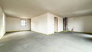 Appartement 1.2 is het rechter-duplex-appartement en heeft op het gelijkvloers ( inpandige garage) + 1ste en 2de verdiep een bewoonbare oppervlakte van 146 m²(!) + 26 m² ( garage+ trap).<br />Ook dit appartement heeft een privatieve inkom : via de voordeur bereikt men de trappenhal met links de inpandige garage om zo naar het woongedeelte te gaan.<br /><br />Het appartement heeft een ruim terras (17m²) waar men geniet van de namiddag en avondzon; heerlijk… <br />Op de eerste verdieping heeft men een ruime berging, gastentoilet en vervolgens een zeer aangename leefruimte met open keuken. Van hieruit loopt men ’s avonds in alle stilte het terras op om te genieten van de voorbije dag.<br />Op de 2de verdieping bevinden er zich 2 slaapkamers en de badkamer.<br /><br />De koper heeft op dit moment nog de volledige eigen keuze naar afwerking (zie lastenboek)!<br /><br />Project “Garenstraat” is een prachtig ontworpen project waar lay-out en leef-comfort hand in hand gaan.<br /><br />Het Project bestaat uit 4 appartement : 2 gelijkvloerse en 2 duplexen.<br /><br />Project Garenstraat is een hoogwaardig afgewerkt en energiezuinig project waar men de nadruk legt op comfort en afweking! Hier wonen betekent anders wonen; een kleinschalige blok waar iedereen geniet van een eigen privatieve inkom en prachtige buitenruimtes! <br /><br />Het Project is gelegen in een rustige straat met enkel bestemmingsverkeer en waar men anderzijds toch vlakbij het centrum van Heusden woont.<br /><br />Elk van de appartementen heeft voldoende parkeergelegenheid : de gelijkvloerse met een carport en extra parking; de duplexen met een inpandige garage en extra parking.<br /><br />De warme architectuur en het voorzien van de laatste nieuwe technische voorzieningen geven zowel vanbuiten als binnenshuis warmte aan deze gezellige residentie!<br /><br />Pluspunten<br />- zalige ligging = rust en toch overal dichtbij<br />- elk appartement heeft een eigen inkom<br />- voldoende parkeergelegenheid : carport of inpandige garage<br />- quasi energie-neutraal!<br />- verwarming met warmtepomp en koeling!<br />- eigen zonnepanelen<br />- eigen energiebochten<br />- ventilatiesysteem D<br />- aluminium ramen<br />- hoogwaardige afwerking<br />- gelijkvloers : terras + tuin + tuinberging<br />- privacy<br />- vlakbij natuur en bossen<br />- vlakbij de winkelstraat van Heusden-Centrum<br />- goede verbinding naar de autosnelweg<br />- zien = kopen!<br /><br /><span>Maatregelen opgenomen in het Maatregelenregister: nee</span><br /><br />Voor een afspraak of meer info, bel ons op 078/78.78.70, of kom gewoon binnen op ons kantoor. Steeds welkom!