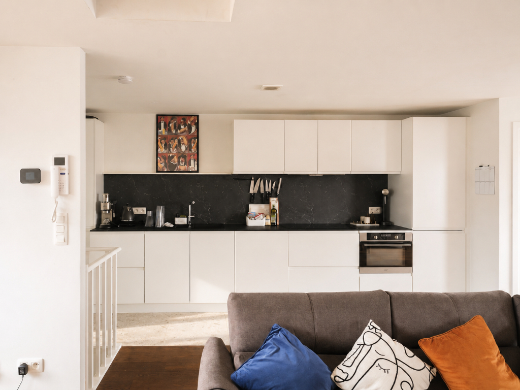Stijlvol duplex appartement met 2 slaapkamers en terras, centraal gelegen in het bruisende centrum nabij alle belangrijkste straten en pleinen van Gent. - foto 3