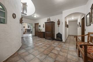 TE KOOP MET PRE-VIEW: enkel op afspraak.<br />
<p><span>In een rustige, doodlopende straat in Zoersel bevindt zich deze ruime woning, waar comfort, ruimte en een groene omgeving centraal staan. Dankzij de grote raampartijen geniet de woning van een aangename lichtinval en een mooi uitzicht op de groene tuin, die een oase van rust vormt.</span></p>
INDELING:<br />Bij het betreden van de woning komt u in een ruime inkomhal, die toegang biedt tot een aparte bureauruimte, ideaal voor thuiswerk of als hobbykamer. Verder komt u in de ruime leefruimte, waar het natuurlijke licht en het zicht op de tuin meteen in het oog springen. Aansluitend bevindt zich de veranda, een heerlijke plek om in alle rust te genieten van het groen rondom de woning.<br /><br />De volledig geïnstalleerde keuken sluit praktisch aan op de leefruimte en biedt alle nodige comfort. Aansluitend vindt u een ruime berging/wasplaats, die zorgt voor extra opbergruimte en praktisch gebruiksgemak.<br /><br />Verder beschikt de woning over drie slaapkamers, een apart gastentoilet en een ruime badkamer, uitgerust met een ligbad, douche, toilet en dubbele lavabo.<br /><br />Ook op het vlak van bergruimte en mogelijkheden heeft deze woning heel wat te bieden. Vanuit de inkomhal is er toegang tot de ruime, dubbele inpandige garage, die plaats biedt aan twee wagens. Vanuit de garage bereikt u zowel de ruime kelder als de zolder. Deze laatste biedt tal van mogelijkheden en geeft bovendien toegang tot een tweede bureauruimte, gelegen boven de bureauruimte op het gelijkvloers. Ideaal voor wie op zoek is naar extra werkruimte of een aparte plek om zich rustig terug te trekken.<br /><br />Buiten geniet u van een ruime, groene tuin met vijver, waar u volledig tot rust kunt komen en optimaal kunt genieten van de natuurlijke omgeving.<br /><br />BIJZONDERHEDEN: <br />- Gunstige oriëntatie<br />- Goede locatie<br />- Dubbele inpandige garage<br />- Veel groen<br />- Alle voorzieningen op het gelijkvloers<br /><br />Voor meer info of een bezoek ter plaatse kan u vrijblijvend contact opnemen met Lieselotte op 03.227.58.58 of lieselotte@reds.be.