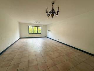 Op zoek naar comfortabel en zorgeloos wonen? Dit gelijkvloers appartement is ideaal voor ouderen, starers of koppels die opzoek zijn naar een fijne woonplek op een centrale locatie. Dankzij de goede bereikbaarheid en de nabijheid van Scholen, Supermarkten, Bakker en andere dagelijkse voorzieningen op wandelafstand, maar ook belangrijke invalswegen (N12 Turnhoutsebaan - Antwerpsesteenweg en E19).<br /><br /><br />INDELING: Via de gemeenschappelijke inkomhal bereikt u het appartement aan de rechterkant. GLV: Vooraan een ruime leefruimte met half open keuken. De keuken is recent opgefrist met nieuwe keuken deuren. Verder geeft de nachthal toegang tot al de vertrekken; Apart gasten toilet, berging, Badkamer met inloopdouche, lavabo en aansluiting wasmachine en droogkast. Tot slot achteraan liggen twee slaapkamers die beide toegang hebben tot het zuid-oost georiënteerd terras/tuin. Slaapkamer 1 is een volwaardige slaapkamer. Slaapkamer 2 is een kleinere kamer en kan zowel als slaapkamer, hobby kamer, etc. gebruikt worden. <br /><br />BIJZONDERHEDEN:<br />- Beschikbaar vanaf 1 juli 2026<br />- Huurprijs: 850 euro/maand<br />- Gemeenschappelijke kosten: 25 euro/maand<br />- Open staanplaats<br />- Huurwaarborg Korfine: 3 maanden huur<br /><br />Interesse in deze leuke woonst? Contacteer ons voor een bezoek!