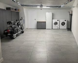 Deze in 2021 volledig gerenoveerde en gezellige stadswoning met 3 kamers, 1 badkamer, 2 wc's, een ruime inpandige garage van 33,35m² EPC B 140 kWh / (m² jaar) is gelegen in het meest praktische gedeelte van het centrum van Tienen met een vlotte verbinding naar openbaar vervoer, scholen, winkels en snelweg E40.<br />Gelegen op 250m. van het station, 250m. van het stadspark en 500m. van het stadscentrum.<br />De woning beschikt over een bewoonbare oppervlakte van 202m² op een perceel van 81ca. <br />Verder is de woning voorzien van centrale verwarming op gas. Zowel de gas- en elektriciteitsmeter als de watermeter zijn al overgezet naar een digitale meter. <br />De keuken is uitgerust met een warme luchtoven, een microgolf, een koelkast met vriesvak, een vaatwasser en een keramische kookplaat en een recirculatie dampkap van het merk Zanussi.<br />De badkamer is voorzien van een badkamermeubel met 2 wastafels en kasten, een inloopdouche en een 2de wc.<br />Er is een Fiber-internet aansluiting mogelijk langs voor- of achtergevel.<br />Een waterverzachter is geplaatst in 2022. In 2023 werd de woning voorzien van een sectionale automatische garagepoort.<br /><br />Woning vrij vanaf 1/10/2026<br /><br />Voor info: mail naar gregory.vanderheyden@gmail.com<br />Bellen kan na 18u30 op 0475/81.26.43