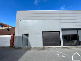 LOODS (180m²) TE HUUR OP INVALSWEGDeze geïsoleerde loods bevindt zich langs de Meenseweg en is ONMIDDELLIJK beschikbaar.Nutsvoorzieningen zijn...