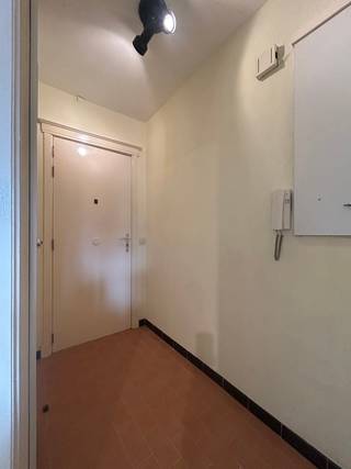 <span><strong>**Studio met terras en kelderberging** - <span>Label B</span></strong></span><br /><br />Wonen in hartje Leuven en dit op wandel- en fietsafstand van de Grote en Oude Markt, de winkelstraten, tal van gezellige restaurantjes, de universiteitscampussen en U.Z Gasthuisberg. Het openbaar vervoer en belangrijke verbindingswegen in de nabijheid. De unit zelf is gelegen op de 2e verdieping van het gebouw aan de achterzijde wat zorgt voor absolute rust. <br /><br />Deze op te frissen studio heeft een natuurlijke lichtinval en geniet van een aangenaam terras. De studio heeft een privatieve keuken en badkamer en is voorzien van een ingemaakte kast aan het slaapgedeelte. Extra materiaal opbergen kan in de voorziene kelderberging op de -1 verdieping en het plaatsen van uw fiets kan in de gemeenschappelijke fietsenstalling.<br /><br /><span><span><strong>Interesse of een bezoek ter plaatse? Dat kan! 0495 53 46 49 of Jacky@connect-immo.be</strong></span><br /><span>EPC: 157 Kwh/m² - 3716280 - Label B</span><br /><span>Wg-Gdv-Gvkr-Gvv</span></span>