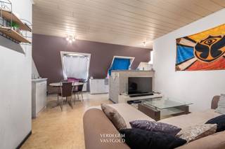 <p><span>Ligging<br /></span><span>Dit duplexappartement bevindt zich op wandelafstand van het centrum van Lokeren. <br />Een warme bakker is je buur, winkels, scholen en horeca liggen om de hoek. <br />Het station en de op- en afrit van de E17 bereik je in enkele minuten met de wagen.<br /><br /></span><span>Duplexappartement met 2 slaapkamers<br /></span><span>Op de tweede verdieping kom je binnen in de leefruimte met zit- en eethoek, de keuken sluit erop aan.<br />Verder vind je een badkamer met douche en aansluiting voor de wasmachine, en twee slaapkamers onder het dak. <br />De dakvensters brengen licht tot diep in de kamers.<br /></span><span><br /></span><span>Ook het appartement op de eerste verdieping is (samen of apart) te koop<br />Hier kom je eveneens binnen in een ruime leefruimte met plaats voor een zithoek en een grote eettafel, keuken, badkamer, 2 slaapkamers en een terras.<br /><br />Appartement 1ste verdieping met 2 slpk en terras - 159.000 EUR<br />Duplexappartement met 2 slpk - 169.000 EUR<br />samen te koop aan 299.000 EUR<br /><br /></span><span>Troeven</span></p><p><span>/ 2 slaapkamers<br />/ centrale ligging met vlotte verbinding<br /><br /></span></p>