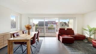 Recent gebouwd appartement met bouwjaar 2018, gelegen in de mooie verkaveling Heulebrug te Heist-aan-Zee, op wandelafstand van het centrum, van alle winkels en het strand. Perfect onderhouden appartement met twee volwaardige slaapkamers, twee badkamers en een extra breed zonneterras met een perfecte oriëntatie. Indien gewenst kan er een grote garagebox aangekocht worden in het gebouw. <br /><br />Energielabel A, blanco elektrische keuring, geen asbest en een residentie zonder zorgen. <br /><br />Ingedeeld als volgt: inkom met vestiaire, een zongerichte leefruimte met aansluitend een extra groot zonneterras, een open en ingerichte keuken voorzien van alle toestellen, bergruimte wasplaats, twee volwaardige slaapkamers telkens groot genoeg voor het plaatsen van een dubbel bed en twee badkamers waarvan één voorzien van ligbad en een tweede badkamer van inloopdouche. <br /><br />Het terras is zuidgericht en groot genoeg voor het plaatsen van een tafel/ligstoelen. In het gebouw kan een mooie brede garagebox aangekocht worden zonder verplichting. <br /><br />Het appartement is te bezichtigen na afspraak met Willem Cauwels op tel 050.89.27.70