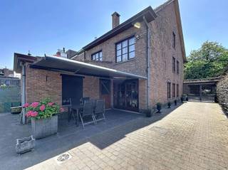 <p><span>Ruime halfopen bebouwing met 4 slaapkamers, garage en prachtige groene tuin.</span></p><p><span>Deze karaktervolle halfopen bebouwing combineert ruimte, charme en een rustige ligging in Sint-Pauwels. Via de inkomhal betreedt u de woning en komt u in de ruime woonkamer met authentieke houten balken en open haard sluit naadloos aan op de open, ingerichte keuken. Aansluitend bevindt zich een praktische berging met aansluiting voor wasmachine en droogkast.</span></p><p><span>De woning beschikt over twee badkamers. De eerste op het gelijkvloers is uitgerust met een douche en een toilet, de tweede op het verdiep met een ligbad, dubbele lavabo en een toilet. Op de eerste verdieping bevinden zich nog drie volwaardige slaapkamers. Via een vaste trap bereikt u de tweede verdieping met een vierde slaapkamer en een praktische zolderruimte.</span></p><p><span>De veranda naast de garage biedt een mooi zicht op de ruime, groene tuin waar u in alle rust kan genieten. Dankzij de garage en de ruime oprit is er bovendien voldoende parkeergelegenheid op eigen terrein.</span></p><p><span>De woning wordt verwarmd op aardgas en behaalt een gunstig EPC-label C, waardoor er geen renovatieverplichting geldt. </span></p><p><span>De ligging is een absolute troef: centraal gelegen in het landelijke Sint-Pauwels, nabij winkels, scholen en openbaar vervoer, met een vlotte verbinding naar Sint-Niklaas en de omliggende gemeenten.</span></p><p><span>Mis deze kans niet! Voor meer informatie of een bezoek, contacteer ons vandaag nog via 03 500 05 40.</span></p>