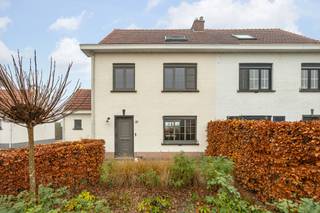 Ruime half open bebouwing op een perceel van 557m² met 3 slaapkamers, 2 badkamers en tuin met zeer landelijk zicht. EPC-label C (223 kWh/m²)...