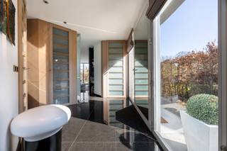 Deze uitzonderlijke villa in de gegeerde Dieseghemwijk werd in 1996 door Antwerps architect P. Van Thuyne met duurzame materialen voor eigen...