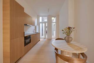 <strong>Renovatie appartement met patio in het hart van Antwerpen</strong><br /><br />Welkom in dit stijlvol gerenoveerde gelijkvloers appartement, onderdeel van een kleinschalig project van High-Five Group met slechts drie appartementen. Gelegen in de Sint-Antoniusstraat, op wandelafstand van het bruisende Zuid, het trendy Kloosterstraatkwartier en het nieuwe Zuidpark, geniet je hier van de perfecte mix tussen stedelijke levendigheid en rustige woonkwaliteit.<br /><br />Bij het binnenkomen word je meteen verwelkomd door de hoge plafonds en het open karakter van de leefruimte. De keuken sluit naadloos aan en is uitgerust met alle moderne toestellen en een royaal werkblad. Ideaal voor wie graag kookt. Tegenover de keuken zorgt een ingemaakte zitbank voor een gezellige eethoek. De patio, die aan de keuken grenst, brengt een zee aan licht binnen en creëert een aangename binnen-buiten beleving.<br /><br />Verder vind je een stijlvolle badkamer met toilet en een modieuze inloopdouche. De gang richting de slaapkamer is voorzien van praktische maatkasten met ruimte voor kleding én aansluitingen voor wasmachine en droogkast. Vanuit de slaapkamer heb je bovendien directe toegang tot een rustige buitenruimte, en zeldzame troef in het hart van de stad!<br /><br />Dankzij de lage algemene kosten, de gemeenschappelijke watermeter met tussenmeters en de mogelijkheid om de meubels over te nemen voor €5.000, is dit appartement niet alleen charmant maar ook praktisch en instapklaar.<br /><br />Ontdek deze kans met LISTED en bel +32 283 51 51