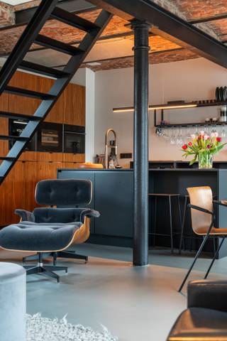 Dit duplexappartement op de tweede en derde verdieping combineert authentieke charme met modern wooncomfort. Het maakt deel uit van een...