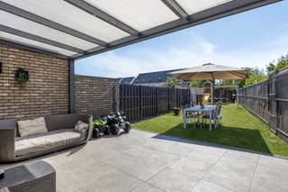 <p><span>Ontdek deze bijzonder ruime gezinswoning, gelegen aan de Oude Abdijstraat 3 in Aalst. De woning werd gebouwd in 2010 en beschikt over maar liefst 215 m² bewoonbare oppervlakte, vier volwaardige slaapkamers, twee badkamers en een gezellige tuin. Dankzij de royale volumes en de flexibele indeling is dit de ideale woning voor een groot of groeiend gezin.</span></p>
<p><span>Bij het betreden van de woning komt u terecht in een verzorgde inkomhal met een afzonderlijk gastentoilet. Aansluitend bevindt zich een praktische berging, ideaal voor het opbergen van voorraad, huishoudtoestellen en andere benodigdheden.</span></p>
<p><span>De volledig uitgeruste keuken biedt alle nodige ruimte en comfort om dagelijks te koken. De bijzonder ruime leefruimte vormt het hart van de woning en biedt voldoende plaats voor zowel een gezellige zithoek als een grote eetplaats. Dankzij de royale oppervlakte kan deze ruimte volledig naar eigen smaak en behoeften worden ingericht.</span></p>
<p><span>Vanuit de leefruimte bereikt u de aangename tuin, waar u in alle rust kunt ontspannen, gezellig kunt tafelen of de kinderen veilig kunt laten spelen. De combinatie van een ruime binnenomgeving en een eigen buitenruimte zorgt voor een bijzonder comfortabele woonbeleving.</span></p>
<p><span>Op de eerste verdieping bevinden zich drie volwaardige slaapkamers. Daarnaast beschikt deze verdieping over een zeer ruime badkamer, uitgerust met een ligbad, een afzonderlijke douche en een toilet. De royale afmetingen maken van deze badkamer een comfortabele en praktische ruimte voor het hele gezin.</span></p>
<p><span>De tweede verdieping vormt een belangrijke bijkomende troef. Hier bevindt zich een indrukwekkende kamer van circa 45 m², die momenteel als één grote ruimte kan worden gebruikt. Deze verdieping leent zich uitstekend als masterbedroom, hobbyruimte, thuiskantoor, speelkamer of polyvalente leefruimte. Dankzij haar oppervlakte kan de kamer bovendien worden onderverdeeld in twee afzonderlijke slaapkamers, waardoor de woning in totaal over vijf slaapkamers kan beschikken. Een bijkomende douchekamer op deze verdieping verhoogt het dagelijkse comfort en maakt de ruimte bijzonder geschikt als afzonderlijke verdieping voor oudere kinderen, gasten of thuiswerk.</span></p>
<p><span>Ook de ligging is een absolute meerwaarde. De woning bevindt zich aan de rand van het centrum van Aalst, waardoor winkels, scholen, horeca, sportvoorzieningen en andere dagelijkse faciliteiten vlot bereikbaar zijn. Het stadscentrum en het station van Aalst zijn gemakkelijk bereikbaar, terwijl een bushalte in de omgeving zorgt voor een goede verbinding met het openbaar vervoer.</span></p>
<p><span>Voor gezinnen en natuurliefhebbers is de nabijheid van het Rozekensbos, een bijzondere troef. Dit groene domein bevindt zich tussen onder meer de Oude Abdijstraat en de Rozendreef. Kinderen kunnen er zich uitleven op de speelheuvels en klimelementen, terwijl wandelaars kunnen genieten van het groen, het vlonderpad en de aanwezige picknickmogelijkheden. Ook Sportcentrum Ten Rozen bevindt zich in de omgeving.</span></p>
<p><span>Dankzij de combinatie van haar uitstekende ligging, de recente bouwperiode, de royale bewoonbare oppervlakte is deze woning een bijzonder interessante opportuniteit voor wie ruim en comfortabel wil wonen nabij het centrum van Aalst.<br /><br />SI: in aanvraag.</span></p>
<p><span>Bent u op zoek naar een ruime en veelzijdige gezinswoning met bijzonder veel mogelijkheden? Neem dan contact met ons op via </span><strong><span>dilbeek@weinvest.be</span></strong><span> of </span><strong><span>0497 248 251</span></strong><span> voor meer informatie of om een bezoek in te plannen.</span></p>