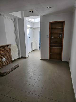 Centraal gelegen, op te frissen rijwoning met 4 slaapkamers. Indeling: inkom, voorplaats, droge kelder, achterplaats met aansluitend een ingerichte keuken en badkamer voorzien van toilet, lavabo en douche. Op de eerste verdieping zijn er een toilet met lavabo en 2 slaapkamers. Op de tweede verdieping bevinden zich nog 2 extra slaapkamers waarbij er eentje voorzien is van een mezzanine. Centrale verwarming op aardgas, dubbel glas, dak geïsoleerd, op fietsafstand van Gent centrum.