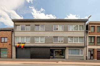 Appartement op centrale locatie te Kapellen. Indeling: inkomhal, vervolgens de leefruimte met nieuwe, open keuken voorzien van alle comfort: inductiekookplaat, dampkap, ingebouwde ijskast en vriezer, vaatwasmachine en spoelbak. Verder zijn er 2 slaapkamers aanwezig. De badkamer is voorzien van een douche, toilet en lavabo. Mooi groot terras. Op het gelijkvloers is er een afzonderlijke berging met aansluiting voor wasmachine. Algemeen: vrij op 01/10/2026 - gemeenschappelijke fietsenstalling aanwezig - vaste kosten zijn 175 EUR/maand inclusief verwarming, water, onderhoud en elektriciteit van de gemene delen - voldoende parkeergelegenheid in de buurt! Wenst u meer informatie en/of een bezichtiging? Stuur een mailtje naar info@vastgoed03.be