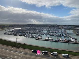 Dit ruime en lichtrijke appartement van 128 m² is uniek gelegen op het 7de verdiep en biedt een adembenemend panoramisch uitzicht over de zee,...