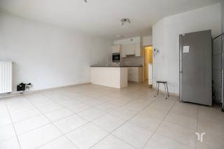 Instapklaar, zeer verzorgd appartement met 2 slaapkamers en terras in Middelkerke.STARTPRIJS: Elk bod boven deze startprijs, wordt voorgelegd aan de eigenaars, die al dan niet kunnen in gaan op dit aanbod.Dit verzorgd appartement is gelegen op de 2 de verdieping en geniet van een uitstekende ligging in Middelkerke. Op wandelafstand vindt u winkels, scholen, openbaar vervoer en de zeedijk met tal van gezellige restaurants en horecazaken.De lichtrijke leefruimte en de praktische indeling zorgen voor een aangename woonbeleving, de open, geïnstalleerde keuken met praktische berging en een terras waar u heerlijk kunt genieten.Verder zijn er 2 slaapkamers en de badkamer.Dit appartement beschikt ook over een individuele berging die extra opbergruimte biedt!Of u nu op zoek bent naar een tweede verblijf om volop van de kust te genieten, een comfortabele vaste woonplaats of een interessante investering met verhuurpotentieel, dit appartement biedt alle troeven met een zeer gunstig EPC!Voor meer informatie contacteer Regine: 0493 112 050 - regine@correctvastgoed.be👉 Online schattingstool: https://www.correctvastgoed.be/schatting