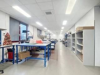 Polyvalent bedrijfsgebouw met een bruikbare oppervlakte van 643m² (verdeeld over 2 verdiepingen)<br />Gelijkvloers met dubbele toegangsdeur als atelier/laboruimte en stockageruimte met showroom.<br />Gelegen in de industriezone Mechelen-Noord nabij de E19 (Antwerpen-Brussel) en vlot bereikbaar met het openbaar vervoer, bushalte 6 op wandelafstand.<br /><br />- isolatiedak: 2024<br />- dak werd verstevigd voor zonnepanelen<br />- airco op warmtepompen: 2020<br />- renovatie gevel en wrapping ramen: gepland