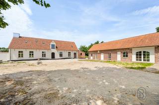 Prachtig casco-landhuis met bijgebouw op een perceel van ca. 6.770 m²Ontdek dit unieke casco-landhuis, volledig onderkelderd en water- en winddicht afgewerkt. De woning vormt de perfecte basis om volledig naar eigen smaak en wensen af te werken, met een uitzonderlijk kwalitatieve constructie als fundament.Via de charmante oprit bereikt u dit prachtige domein, gelegen op een perceel van maar liefst ca. 6.771 m². Achteraan geniet u van een idyllische vijver, een open uitzicht over het omliggende landschap en een uitzonderlijke combinatie van rust, ruimte en privacy.Een extra troef is het polyvalente bijgebouw, dat tal van mogelijkheden biedt als mancave, hobbyruimte, praktijkruimte, kantoor of bijberoep.Uniek: er bestaat bovendien de mogelijkheid om nog een aangrenzend perceel van ca. 8.561 m² bij aan te kopen. Ideaal voor wie op zoek is naar extra ruimte, dieren wil houden of maximaal wil genieten van een uitzonderlijk landelijk domein.Voor inlichtingen, neem contact via: emiel@immobeguin.beTe koop via Immo Beguin, jouw vastgoedexpert sinds 2009, met kantoren in Ronse, Waregem, Kortrijk, Deinze, Doornik en Lessines.