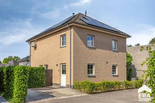 <br />Op zoek naar een verzorgde, instapklare woning op een rustige locatie? Dan is deze aangename gezinswoning aan de Vengerstraat 12 in Lommel zeker een bezoek waard.<br />De Vengerstraat is een rustige, doodlopende straat in een aangename en kindvriendelijke omgeving. Hier woont u in alle rust, terwijl winkels, scholen, sportfaciliteiten en openbaar vervoer zich op korte afstand bevinden. Ook natuurliefhebbers komen volop aan hun trekken dankzij de vele wandel- en fietsmogelijkheden in de groene omgeving van Lommel. De vlotte verbindingen naar het centrum van Lommel en de omliggende gemeenten maken deze locatie extra aantrekkelijk.<br />Deze instapklare woning biedt alle comfort voor wie zonder zorgen wil verhuizen. Met drie slaapkamers, een overdekt terras, zonnepanelen, een thuisbatterij en een mooie, verzorgde tuin beschikt deze woning over tal van troeven voor aangenaam wonen.<br /><strong>Troeven op een rij:</strong>
<ul><li>Instapklare woning</li><li>3 slaapkamers</li><li>Dressing </li><li>Zonnepanelen + thuisbatterij</li><li>Overdekt terras</li><li>Mooie, verzorgde tuin</li><li>Rustige en aangename woonomgeving</li><li>Goede bereikbaarheid en nabij voorzieningen</li></ul>
Bent u op zoek naar een energiezuinige woning waar comfort, rust en een mooie buitenruimte centraal staan? Neem dan snel contact op voor een bezichtiging.