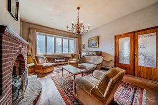 Hartslag voor dit prachtige pand volledig te renoveren op een terrein van iets meer dan 14 are in Ophain - Braine-l'Alleud. Gebouwd op één niveau in de jaren 50 en biedt momenteel 2 slaapkamers en 1 badkamer, ontwikkelt het in totaal 308m2 voor een huidige woonoppervlakte van 115m2. <br /><br />U zult gecharmeerd zijn door de hoogten onder het plafond die bijna 3 meter op de begane grond bereiken en bijna 6,60 m op de zolder cabriolet. De bovenverdieping biedt meer dan 130m2 complementaire ruimte en maakt het mogelijk om minimaal 1 extra niveau te creëren, waardoor de woonruimte van het huis aanzienlijk wordt vergroot door ten minste één woning met 3 slaapkamers en een doucheruimte aan te bieden. Kelders, garage van 27 m2 die niet met het huis communiceert en meerdere parkeerplaatsen buiten maken het geheel compleet. <br /><br />Gelegen in een woonwijk, in een rustig steegje dicht bij kleine winkels en scholen, een bushalte is enkele tientallen meters en u bereikt de Ring in minder dan 2 minuten. Het is niet alleen ideaal gelegen, het heeft ook een onmiskenbaar potentieel in een zeer populaire regio van Waals-Brabant en wacht op uw project om het een tweede leven te geven. <br /><br />Als u klaar bent om aan een groot renovatieproject te beginnen, met de mogelijkheid om een echt juweel te creëren, dan is deze kans voor u, stel het niet uit om het te bezoeken!