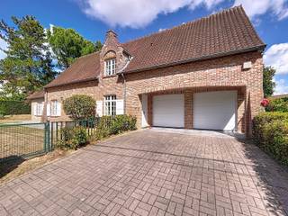 Charmante villa op 8 are in rustige en residentiële wijk in Hoeilaart. Living met open haard & eetkamer +/- 65 m², volledig ingerichte keuken,...