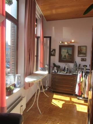 In het "Hof Van Villers" - Erkende Assistentiewoningen in hartje Mechelen - wacht deze aangename flat op een nieuwe eigenaar. Deze residentie, idyllisch gelegen langs de Dijle, staat gekend voor haar uitstekende service en uitgebreid dienstenpakket. In tegenstelling tot veel nieuwbouw assistentiewoningen (die voor hun zorgdiensten vaak beroep doen op externe partners) biedt men hier een INHOUSE personeelsstaf die 24/24 voor iedere bewoner klaarstaat!<br />(voor meer info over de residentie zelf: www.hofvanvillers.be)<br />De flat heeft een bewoonbare opp. van 54m² en is gelegen op de 1e verdieping met een prachtig uitzicht over de Dijle en op de 3 historische woningen "Het Paradijske", "De Duiveltjes" en "Het huis Sint -Jozef" aan de overkant.<br />Indeling : inkomhal, toilet, berging met gaswandketel en plaats voor aansluiting wasmachine + droogkast.<br />Keuken uitgerust met kookplaat, warme luchtoven, afzuigkap, frigo/diepvries (momenteel geen vaatwasser aanwezig)<br />Gezellige leefruimte met mooie parketvloer en overdekt terras met frontaal uitzicht op de Binnendijle.<br />Eén slaapkamer met een annex badkamer bestaande uit een inloopdouche, lavabomeubel en toilet.<br />Gunstige EPC-score van 108 kWh / (m² jaar) OF label B.<br />Minimumleeftijd bewoners is 60 jaar.<br />Kleine huisdieren worden toegelaten in de residentie.<br /><strong>Opgelet: Deze assistentieflat is momenteel verhuurd à 799€/maand. In tegenstelling tot de private huurmarkt kan de eigenaar de huidige bewoner niet opzeggen (zelfs niet voor een eigen bewoning). De flat wordt dus verkocht als investeringseigendom.</strong><br />Het "Hof Van Villers" is bovendien een door de Vlaamse overheid erkende instelling voor assistentieflats, waardoor u als eigenaar wordt <strong>vrijgesteld van het betalen van onroerende voorheffing</strong>.<br />Wenst u meer info of een bezoek ter plaatse?<br />Contacteer ons kantoor via Anne Raets (0471/57 12 13) of stuur een mail naar info@buro14.be.