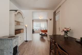 Charmant gelijkvloers appartement te koop gelegen langs de Nieuwpoortsesteenweg te Oostende, dichtbij zee en strand. Indeling:- leefruimte- keuken voorzien van een oven, keramische kookplaat en frigo- apart toilet- badkamer voorzien van een ligbad en enkele lavabo- berging met aansluiting wasmachine - slaapkamer (11m²)- koer (21m²)Momenteel vergund als handelsgelijkvloers Pluspunten: - kleinschalig gebouw- ruim appartement - gezellig koertje - dichtbij zee en strand Op zoek naar een gezellig gelijkvloers appartement te Oostende? Contacteer ons voor een bezoek ter plaatse. Bestuursmaatregelen in het maatregelenregister: in aanvraag