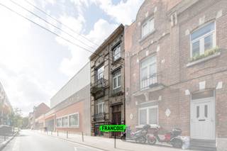 In Sint-Jans-Molenbeek, in de gegeerde buurt rond Belgica en Tour & Taxis, wacht deze uitzonderlijke opbrengsteigendom van 247 m² netto op een...