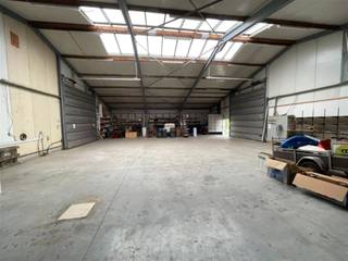 Entrepôt avec deux grandes portes et cour arrière.  Zone de stockage, bureau, sanitaires.  Surface de 490 m². Libre à partir d'aujourd'hui. ...