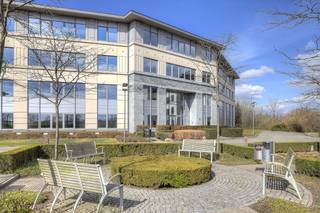 Fantastisch gelegen hoogkwalitatieve kantoren van 216 m² tot 649 m² te huur vlakbij de Woluwelaan (R22) op amper 500 m van de R0 op- en afrit 3 Zaventem-Henneaulaan met een vlotte verbinding naar de E40 en E19. Tevens vlot bereikbaar met het openbaar vervoer (station Zaventem op 2 km). De lichtrijke kantoren maken deel uit van het kwalitatieve kantoorgebouw 'Astra Gardens'. Aanwezigheid van o.a. sanitair, lift, verlichting, ... Ruime parkeermogelijkheden bij het gebouw met zowel binnen- als buitenparkeerplaatsen (ratio 1/40).<br />Contacteer PANORAMA voor bijkomende inlichtingen, plannen of een vrijblijvend bezoek 0477 09 00 09.