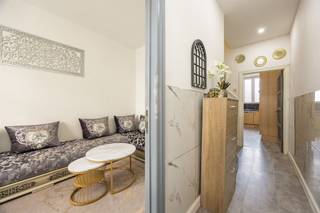 <p><span>Op zoek naar een woning waar je écht je eigen verhaal van kunt maken? In De Gryspeerstraat 116 krijg je 187 m² woonruimte, vier volwaardige slaapkamers, vier badkamers, twee keukens, een ingerichte kelder en een stadstuin. De woning is toe aan een opfrisbeurt maar je kan er zo in wonen.</span></p><p><span>Een huis dat met je plannen meegroeit</span></p><p><span>Het gelijkvloers vormt een duidelijke basis met een inkomhal, woonkamer aan de straatzijde, keuken en een badkamer achteraan. De bestaande indeling geeft je meteen verschillende pistes: ruimtes openmaken, functies anders verdelen of bewust kiezen voor aparte leefzones. Wie graag renoveert naar eigen smaak, krijgt hier vooral veel volume om mee te werken.</span></p><p><span>Die flexibiliteit loopt verder in de kelder. Die is droog, heeft stahoogte en werd al ingericht met een tweede keuken, badkamer, polyvalente ruimte, berging en technische ruimte. Daardoor krijg je heel wat extra bruikbare plaats voor hobby’s, thuiswerk, opslag of een aanvullende leefzone. Van hieruit bereik je ook de betegelde stadstuin. </span></p><p><span>Vier slaapkamers, vier badkamers, veel potentieel</span></p><p><span>Op de verdiepingen ligt de grote meerwaarde vooral in de ruimte. Volgens de aangeleverde indeling telt de woning vier volwaardige slaapkamers verdeelt over de eerste en tweede verdieping.Denk aan ruime slaapkamers, een bureau, dressing, hobbyruimte of extra bergruimte: de basis laat verschillende invullingen toe.</span></p><p><span>Een absolute troef van deze woning is dat elke verdieping beschikt over een eigen badkamer en toegang tot een toilet. Ook op het vlak van indeling zijn er tal van mogelijkheden. Zo kan je er bijvoorbeeld voor kiezen om op de bovenverdieping een royale leefruimte te creëren en de woning volledig naar eigen smaak en wensen in te richten. De woning is dan ook geen afgewerkt eindproduct, maar vooral een plek boordevol potentieel. Met een doordachte renovatie kunnen de royale oppervlakte en de vele ruimtes omgevormd worden tot een eigentijdse, comfortabele gezinswoning. De conforme elektrische installatie vormt daarbij alvast een mooie praktische troef.</span></p><p><span> </span></p><p><span> </span></p><p><span>Centraal wonen met het Rivierenhof dichtbij</span></p><p><span>Ook de ligging zit goed. Je woont net buiten Singel en Ring en hebt daardoor een vlotte verbinding richting Antwerpen en Deurne-centrum. In de ruimere omgeving vind je winkels, supermarkten en openbaar vervoer, terwijl er tegenover de woning speelruimte is. Voor groen en ontspanning ligt het Rivierenhof in de buurt: een park van 130 hectare met ruimte om te wandelen, fietsen en sporten, met speeltuinen en vijvers. Zo combineer je een stedelijke ligging met een grote groene plek dichtbij.</span></p><p><span> </span></p>