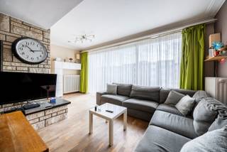 Bent u op zoek naar een woning met 2 slaapkamers en koer (9m²)? En dit met een inpandige garage, alsook een oprit waar twee wagens kunnen geparkeerd worden? Dan stellen wij graag deze energiezuinige woning aan u voor!<br /><br />Energiezuinig wonen dankzij dakisolatie (2020), dubbele HR beglazing, 12 zonnepanelen (2022) en alle gevels zijn geïsoleerd (100mm)! <br /><br />Indeling:<br />U komt binnen via de inkomhal die links doorgang geeft aan de inpandige garage (20m²) met automatische poort. In de garage is de wasaansluiting voorzien. Verder is er de grote badkamer (8m²) met bad, douche, dubbele lavabo en handdoekradiator. Achteraan is er de kleine koer van 8m². <br />Op de eerste verdieping is er een berging, toilet, woonkamer (27m²) en een vernieuwde keuken. De keuken (8m²) is voorzien van een SMEG kookfornuis met oven, dampkap, dubbele spoelbak en vaatwasser. De bovenverdieping heeft eveneens een toilet, een tweede badkamer (3m²) en twee slaapkamers beiden van 15m². De badkamer is voorzien van een inloopdouche en lavabo.<br />Ligging:<br />Deze woning is gelegen in een centrale en aangename woonomgeving, nabij winkels, scholen en dagelijkse voorzieningen. De nabijheid van het Fort van Merksem bieden volop mogelijkheden voor ontspanning. Dankzij het openbaar vervoer en de belangrijke verbindingswegen geniet u bovendien van een vlotte bereikbaarheid naar Antwerpen en omgeving.<br />Pluspunten:<br />- Energiezuinig wonen (EPC label B)<br />- 12 zonnepanelen <br />- Centrale ligging<br />- Elektrische keuring conform<br />- Asbestveilig <br /><br />Voor meer informatie of een bezichtiging kan u One vastgoed steeds bereiken op volgend nummer 03 360 85 30!