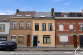 Ontdek deze volledig afgewerkte rijwoning met 4 slaapkamers, 2 badkamers en een zonnige stadstuin, ideaal gelegen in Ieper. Dankzij de...