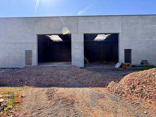 Nieuwbouw KMO-unit van 256 m² en 1 privatieve parkeerplaats te koop in Aartrijke. De geïsoleerde casco magazijnruimte (brandklasse C) is opgebouwd...